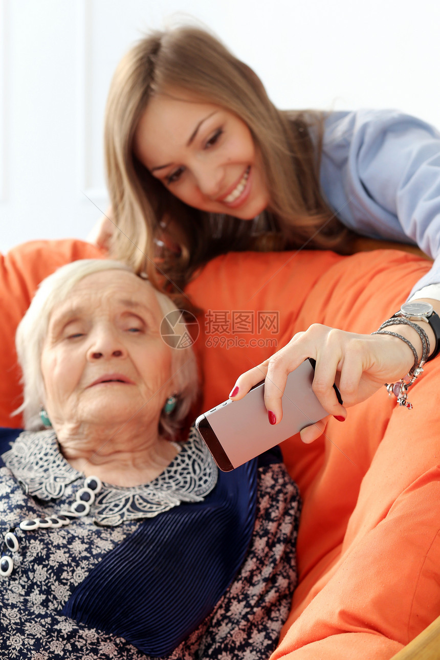 带孙女的老年妇女微笑头发女儿祖母女性房子祖父母夫妻公寓发型图片