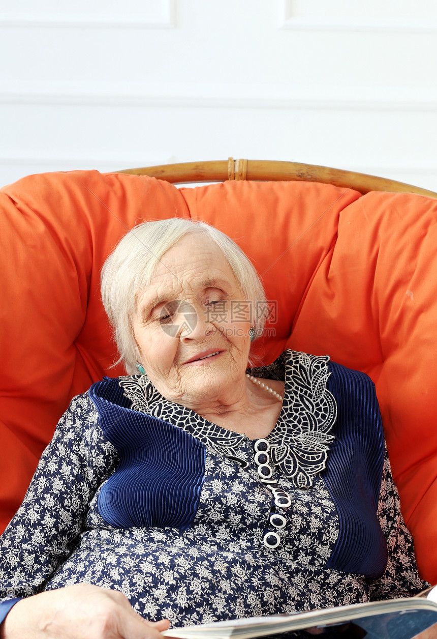 长相快乐的老年妇女女性头发房子皮肤长老奶奶成人阅读衣服椅子图片