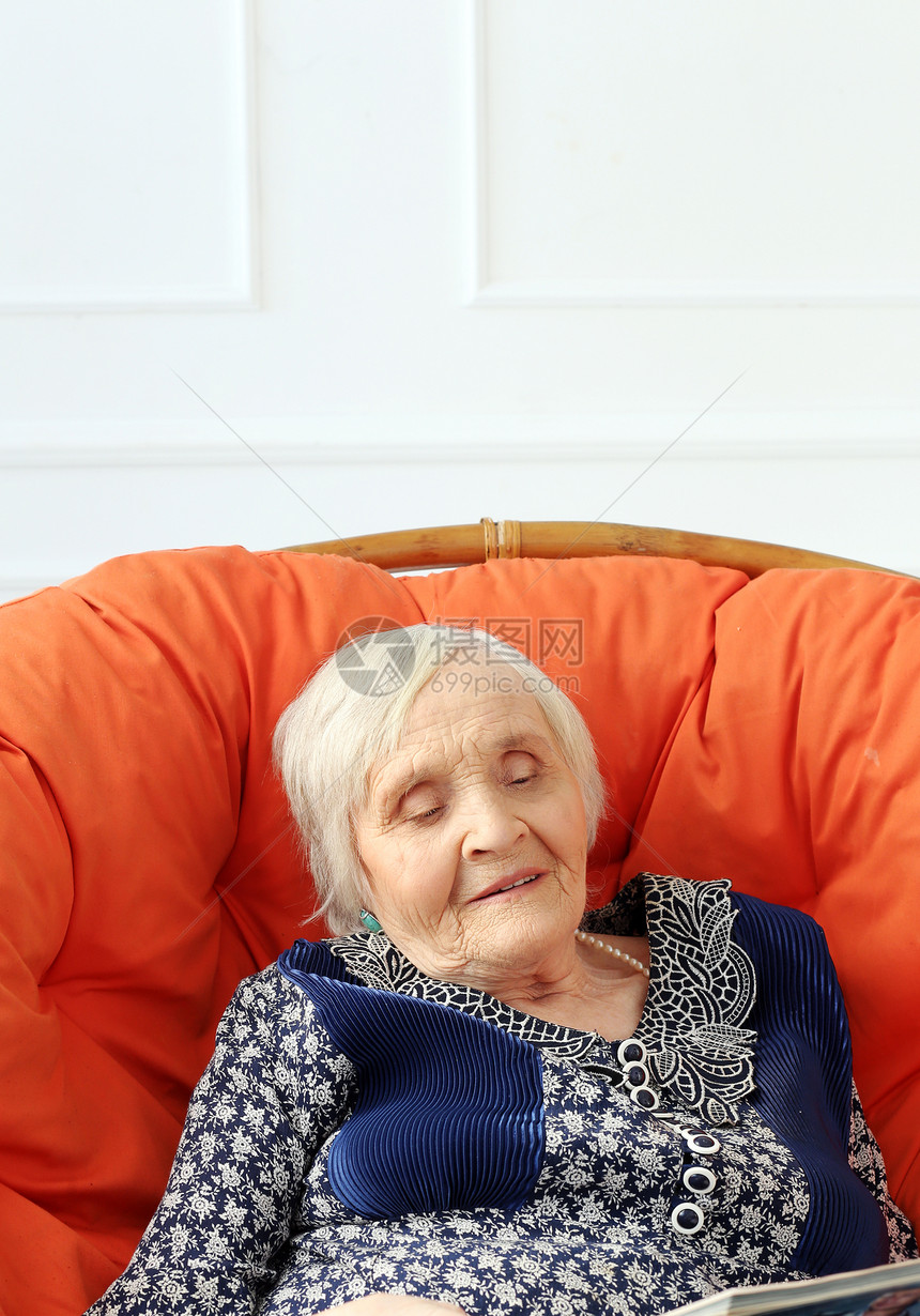 长相快乐的老年妇女公寓皮肤房子椅子祖母奶奶女性头发微笑祖父母图片