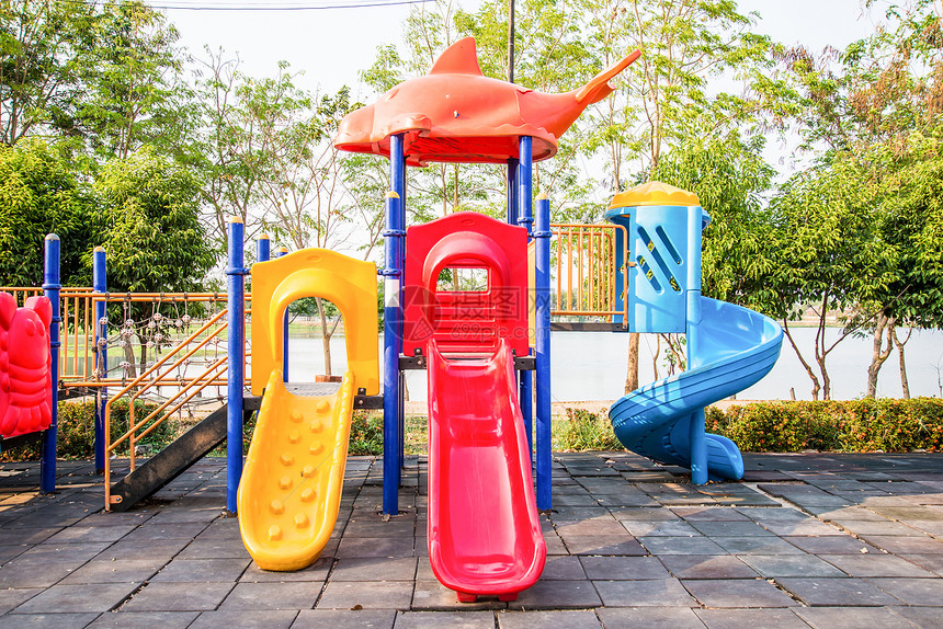 多彩多彩的操场螺旋花园玩具童年健身房塑料管子时间楼梯闲暇图片