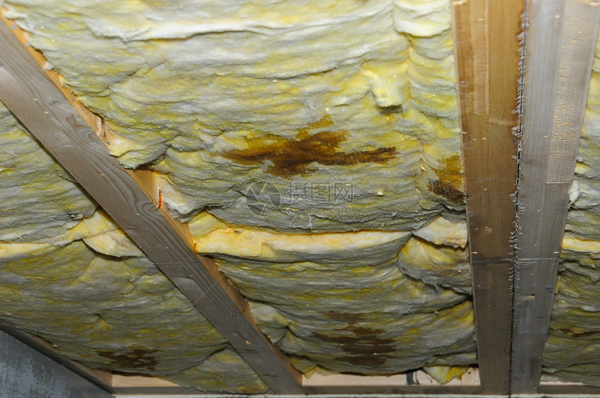 湿差缺漏的天花板绝缘缺陷防水木梁水分建筑泄漏绝缘垫密封木头施工图片
