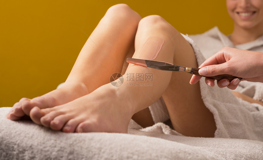 在温泉疗养场进行减速治疗浴衣皮肤福利剃须毛巾腿部水疗赤脚女士无毛图片
