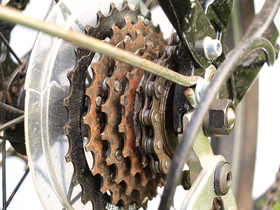紧贴生锈的自行车轮辐条合金链条链环金属运动牙齿链轮自行车齿轮背景