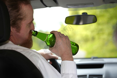 醉酒男 喝着一瓶啤酒危险驾驶罪犯运输男性睡眠商务测试男人司机速度高清图片素材