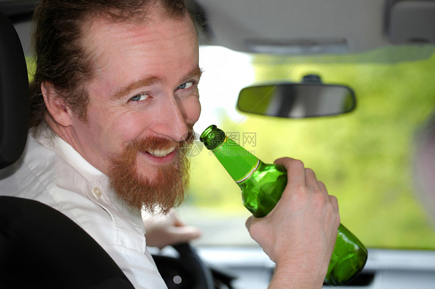 醉酒男 喝着一瓶啤酒人士运输男性乐趣警察睡眠司机注意力速度驾驶