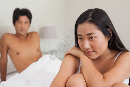 男朋友看着坐在床尾的女朋友 在看夫妻思维羽绒被女性家庭生活公寓被子家庭膀子房子背景