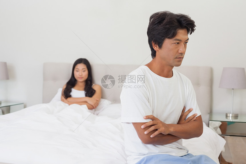 夫妻双方在床上争吵后不说话愤怒争议指责女士悲伤分歧女性闲暇思维卧室图片