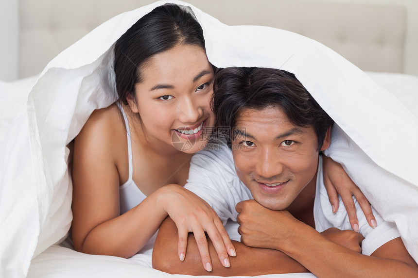 幸福的一对情侣一起躺在床上卧室女士夫妻公寓房子感情快乐家庭亲密感男人图片