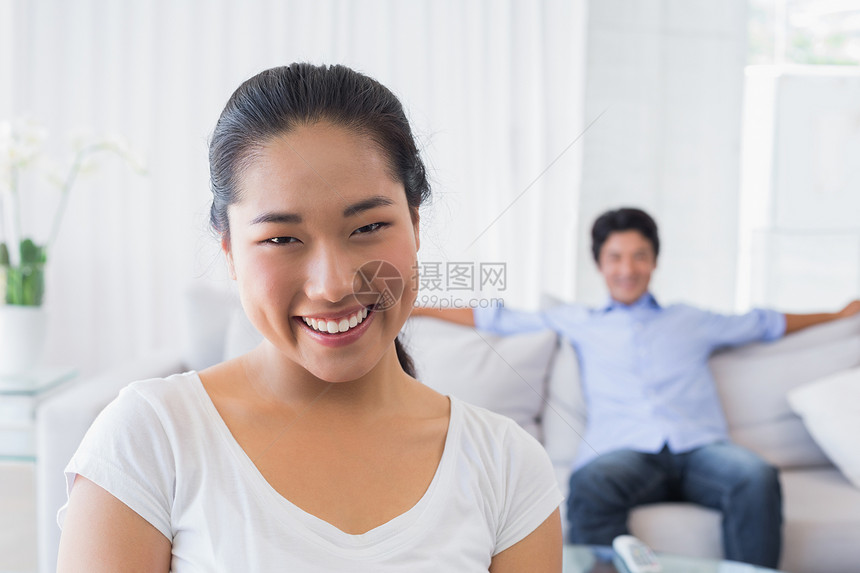 快乐的女子与男朋友在后面笑着笑着图片