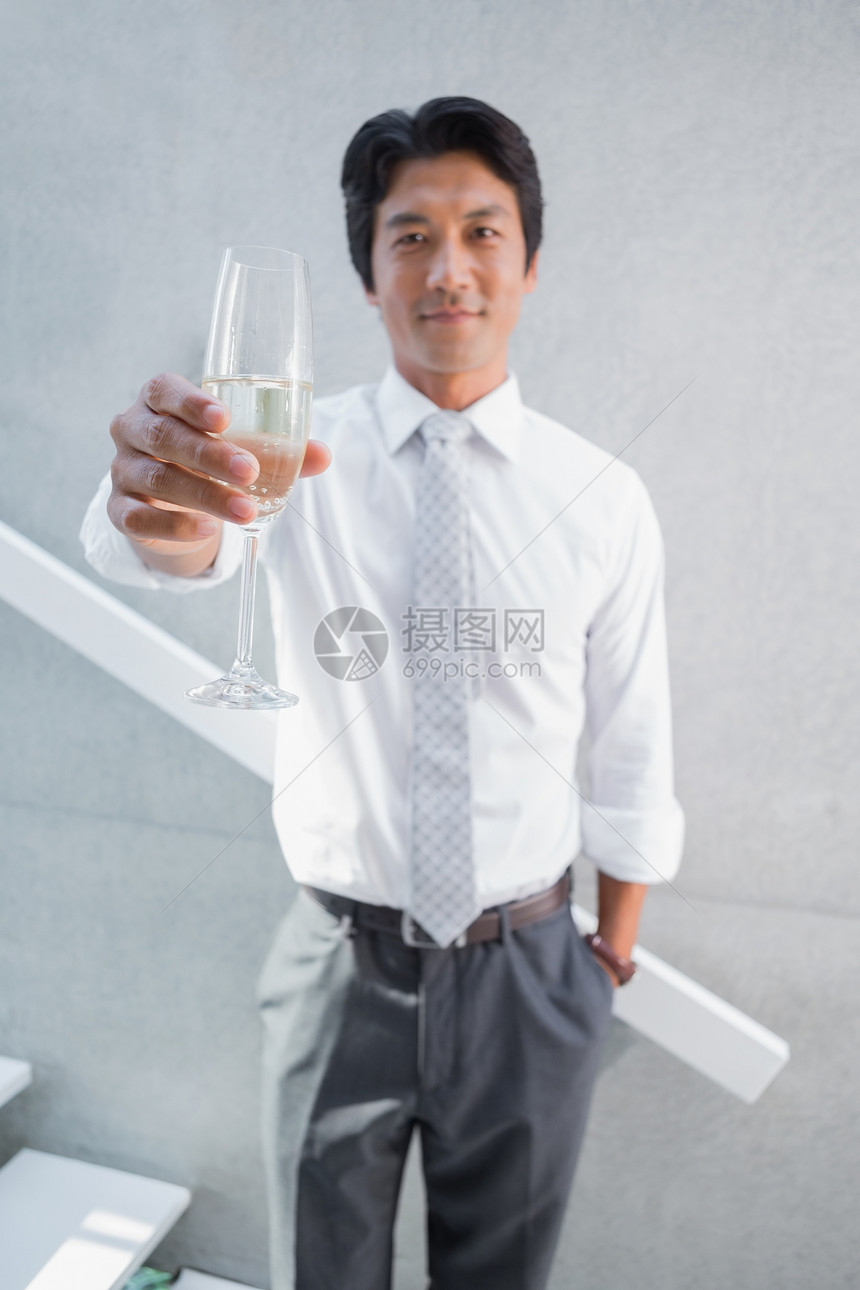 快乐的人拿着香槟的笛子气泡家庭玻璃酒精微笑住所领带长笛脚步衬衫图片