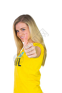 穿胸罩T恤的漂亮的足球球迷双手世界运动黄色影棚活力手势支持者女性杯子背景图片