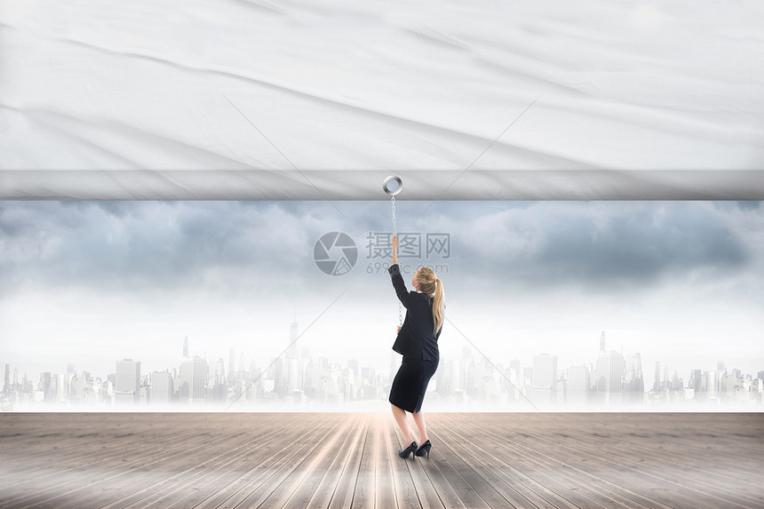 商业女商务人士的复合图像拉着白色屏幕摩天大楼商务窗帘浅色天空建筑职业计算机金发女郎套装图片