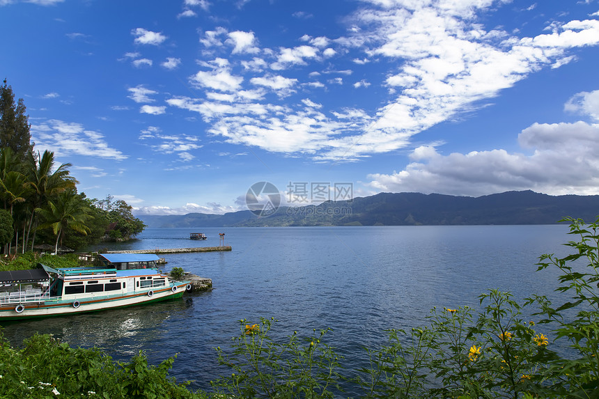 船和湖房子村庄绿色蓝色风景鸟羽火山天空情调异国图片