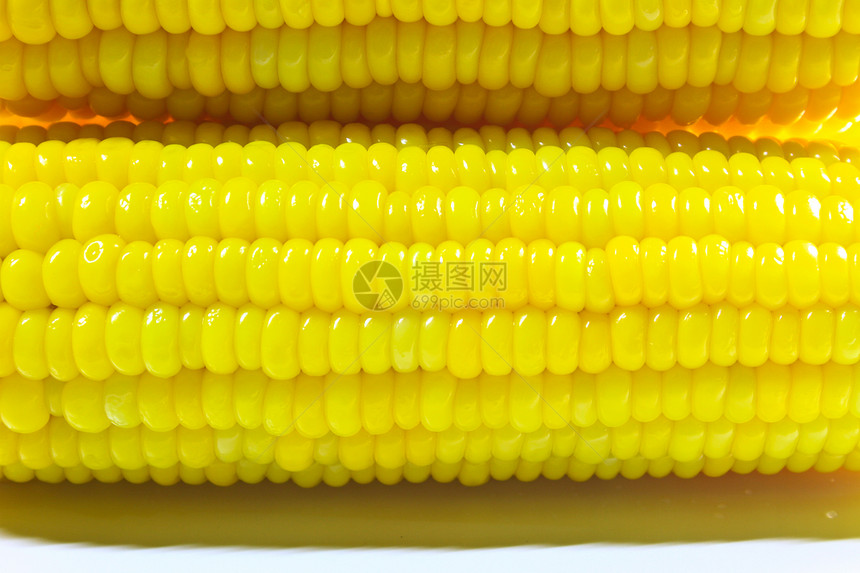 白色背景上的玉米早餐金子棒子饮食粮食谷物蒸汽玉米芯小吃盘子图片