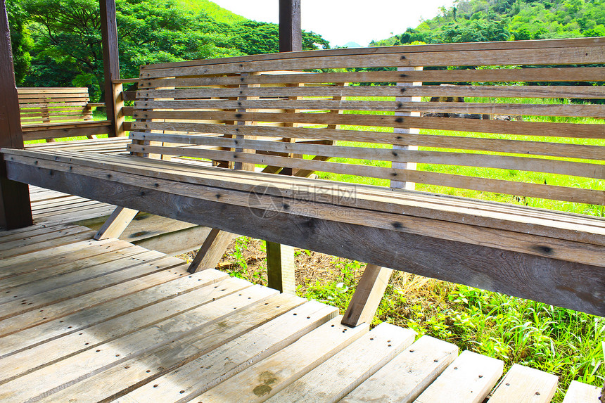 木制公园板凳叶子树叶花园家具孤独季节分支机构木头长椅公园图片