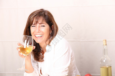 白葡萄酒女人女士玻璃派对享受女性庆典成人干杯幸福酒精桌子高清图片素材