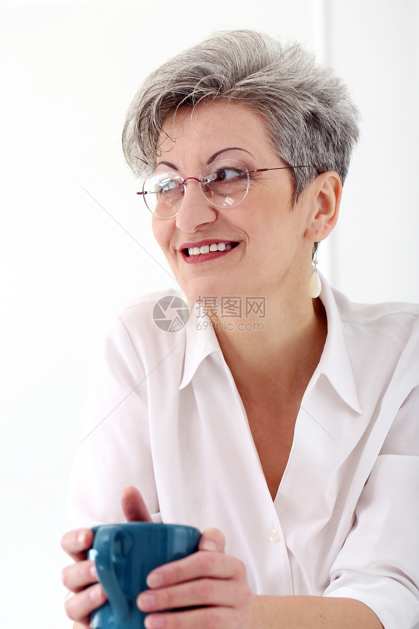 带茶杯的老年妇女奶奶成人眼镜头发祖父母女性祖母发型幸福女士图片