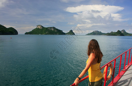 全国通办年轻女性在船上欣赏景色 昂钟全国马林国家森林旅行尾巴海滩蓝色海洋海景公园海湾背景