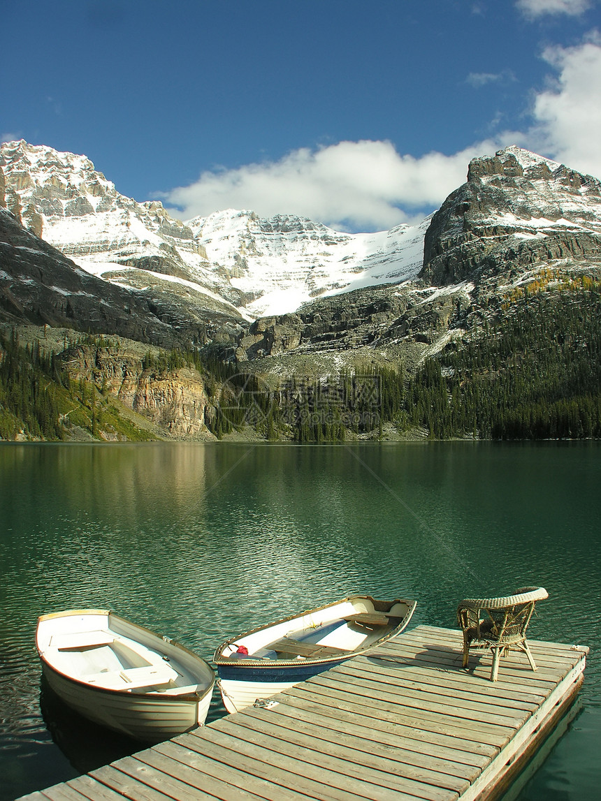 在加拿大约霍国家公园OHara湖的木制船只甲板反射天空独木舟高原风景公园荒野码头椅子图片