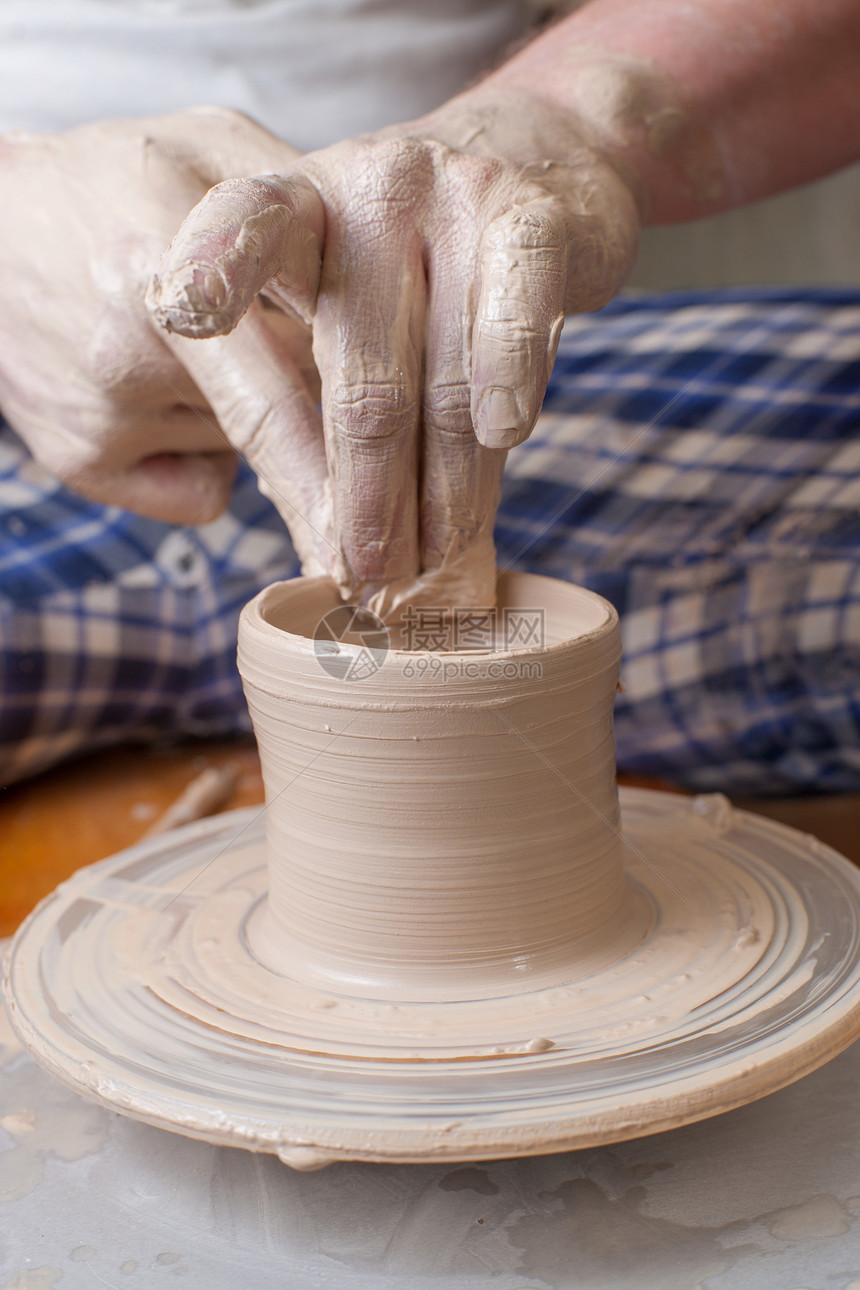 陶匠的手制品陶器旋转专注艺术车轮手工业女士工艺制造业图片