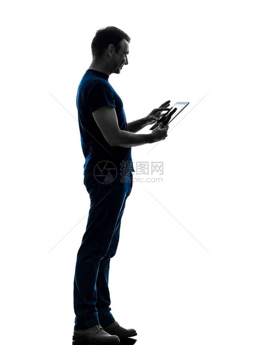 人触摸屏数码平板电脑男人休闲装数字药片阴影白色微笑成年人男性计算图片