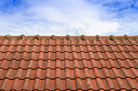 蓝色天空 带毛云的铺垫屋顶橙子建筑建筑学住宅条纹红陶红色卵石黏土平铺背景图片