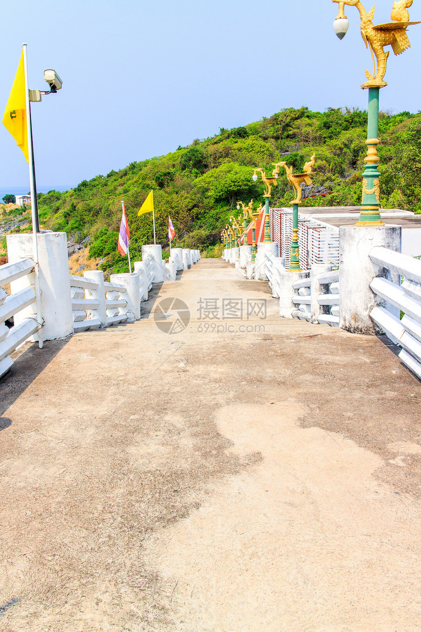 沿着楼梯走下去踪迹天空危险木头森林花园公园植物途径环境图片