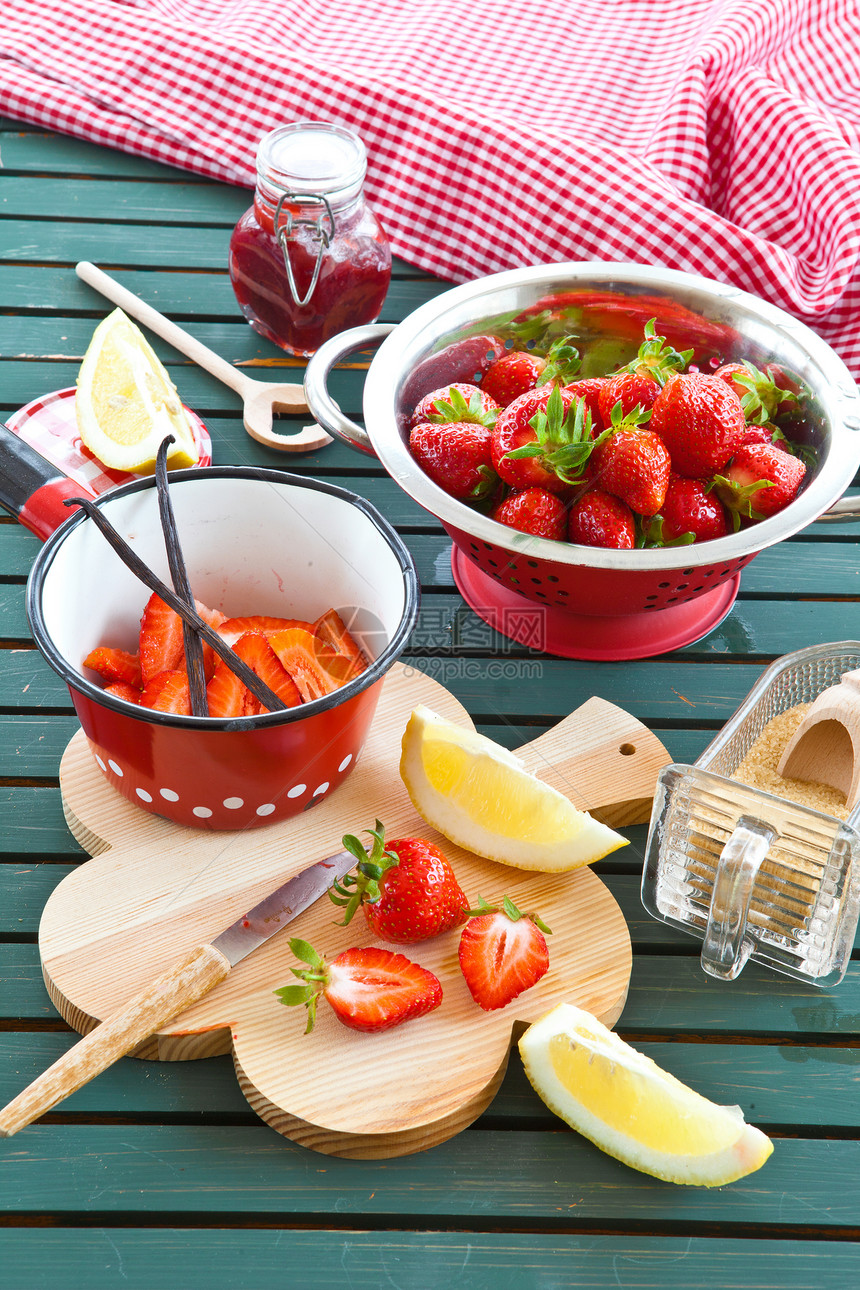 用新鲜草莓煮菜果酱毛巾柠檬红色绿色食谱香草烹饪乡村食物果味图片
