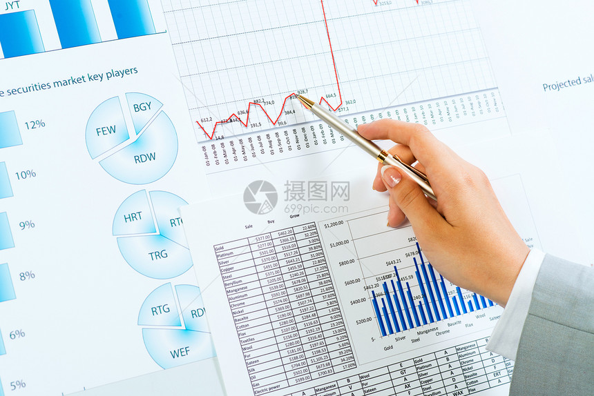 在财务图表上用女性手笔指着就业数据生意人咨询文书公司合作手指讨论简报图片