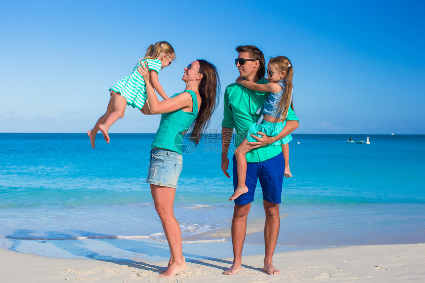 年轻美丽的家庭 有两个孩子在暑假度假母亲享受乐趣幸福父亲女孩海滩孩子们海岸线男人图片