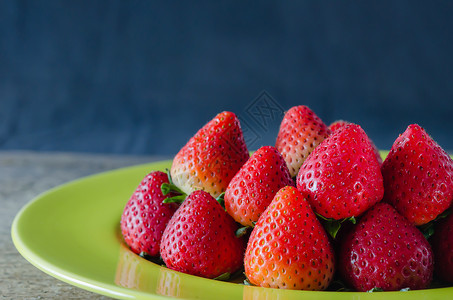 盘上红草莓红色盘子绿色生活食物养分水果背景图片