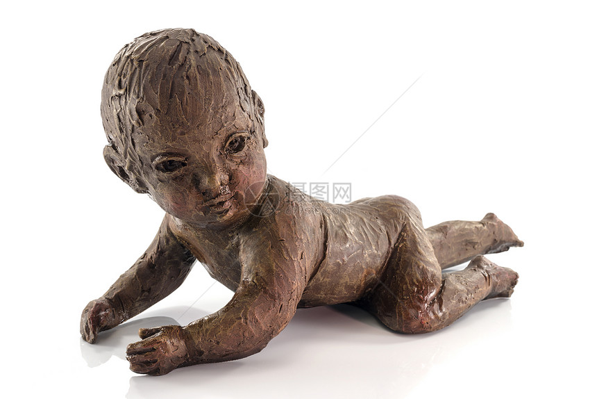 用粘土制成的爬行婴儿雕像图片