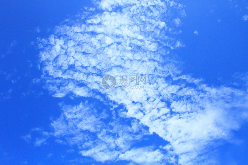 有白云的蓝色天空 可用作背景信息季节气氛云雾水分积雨环境天气沉淀照片空气图片