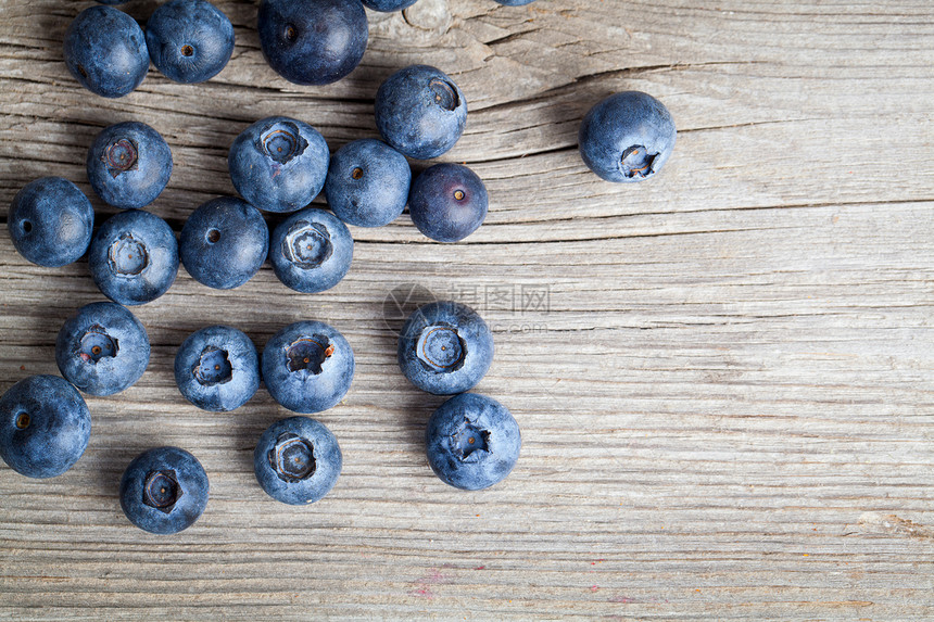 木形背景上的新鲜蓝莓宏观蓝色木头饮食水果食物小吃营养森林浆果图片