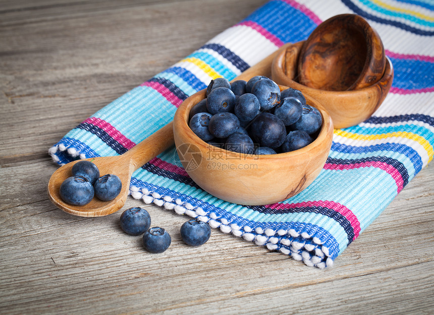 木形背景上的新鲜蓝莓蓝色木头甜点宏观馅饼小吃森林团体水果营养图片