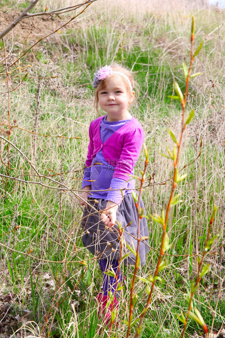 春天的女孩孩子日光场地植物裙子森林快乐花朵绿色草地图片