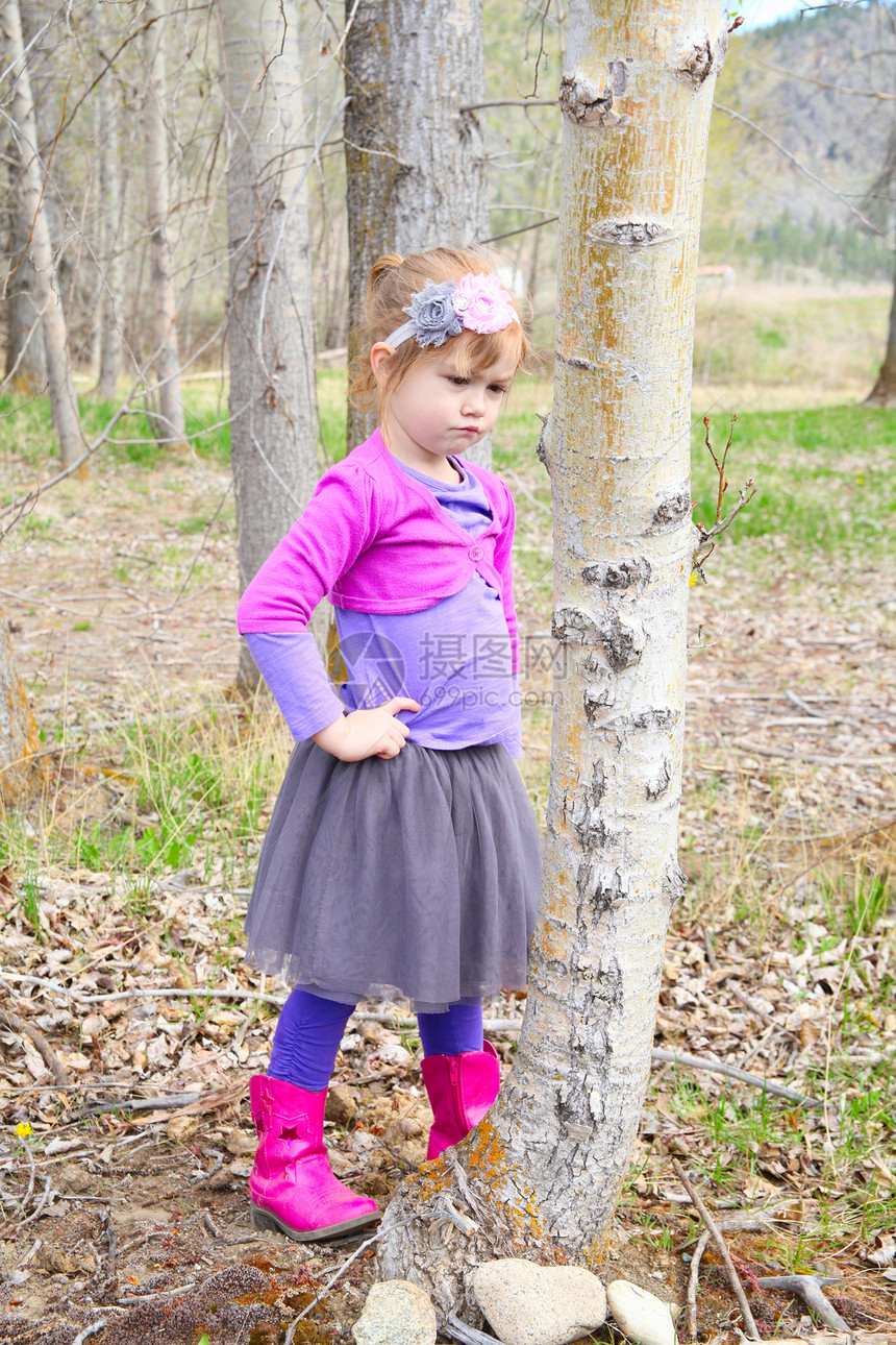 春天的女孩树叶裙子日光植物森林草地场地木头孩子绿色图片