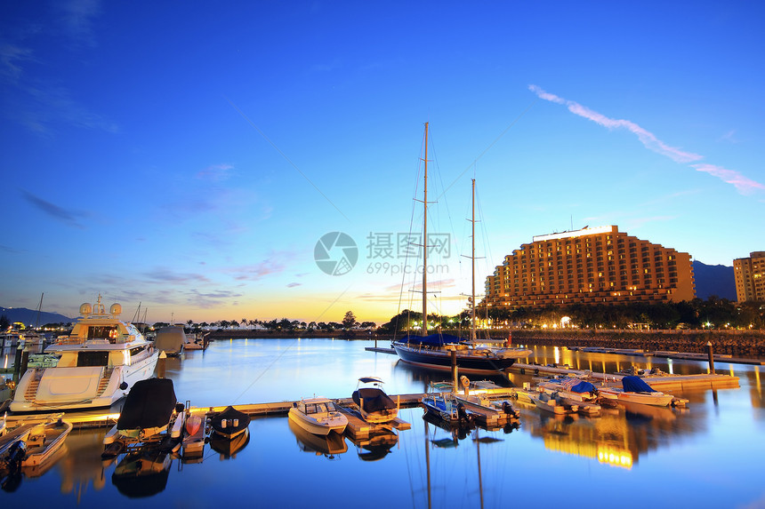 金海岸日落的游艇 在香港建筑商业鸭子桅杆海岸场景帆船港口国家码头图片