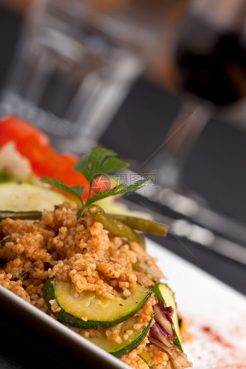 配蔬菜的可可菜胡椒玻璃正方形菊苣香料盘子香菜小麦粗粮图片