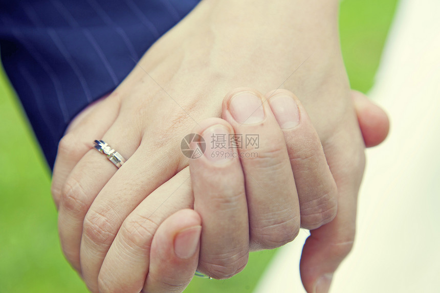 夫妇手握结婚戒指的手图片