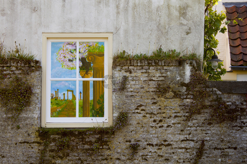 在石墙上画有苔的窗口图片