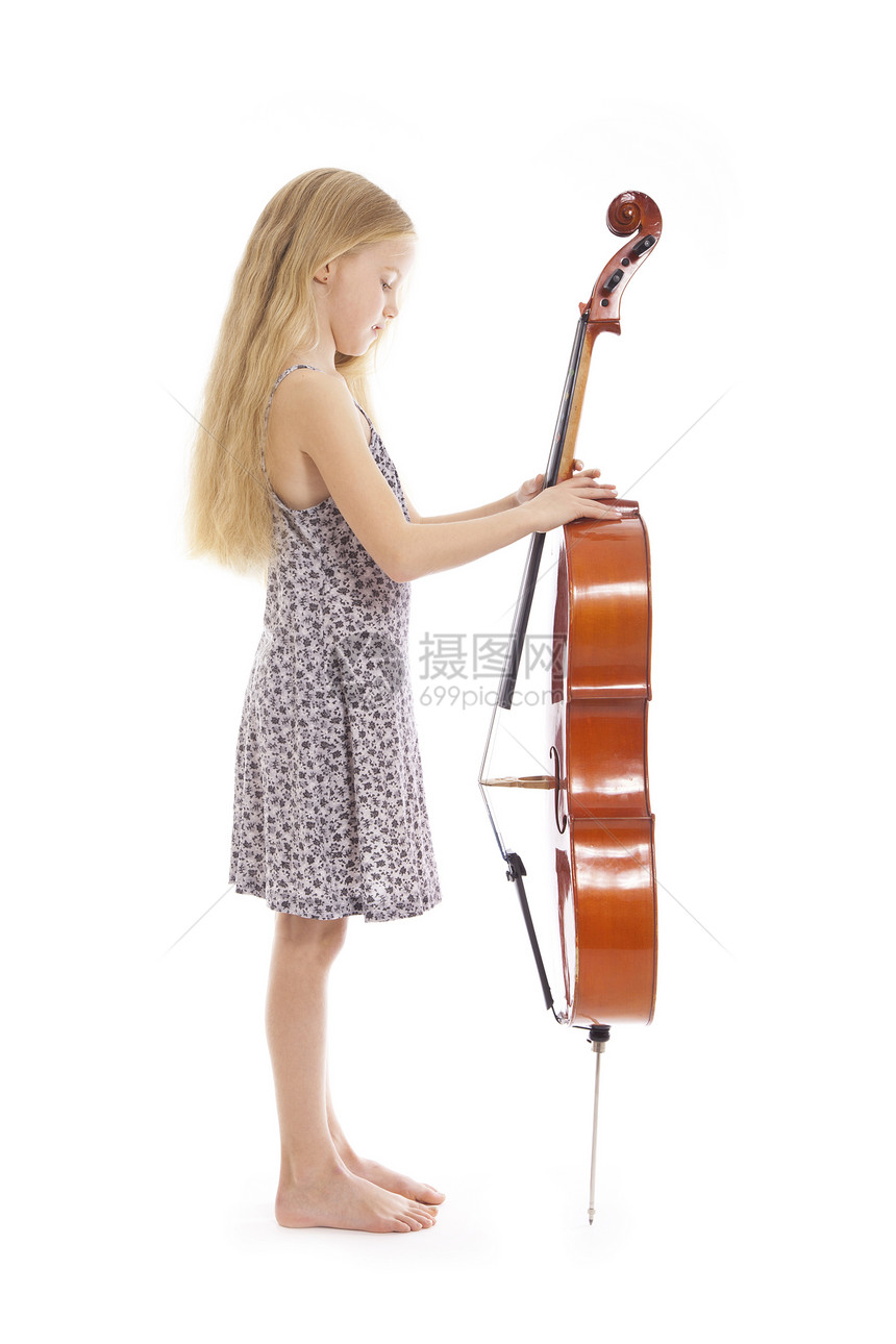 身着服装和大提琴的少女裙子字符串专注工作室孩子女孩青年音乐会音乐木头图片