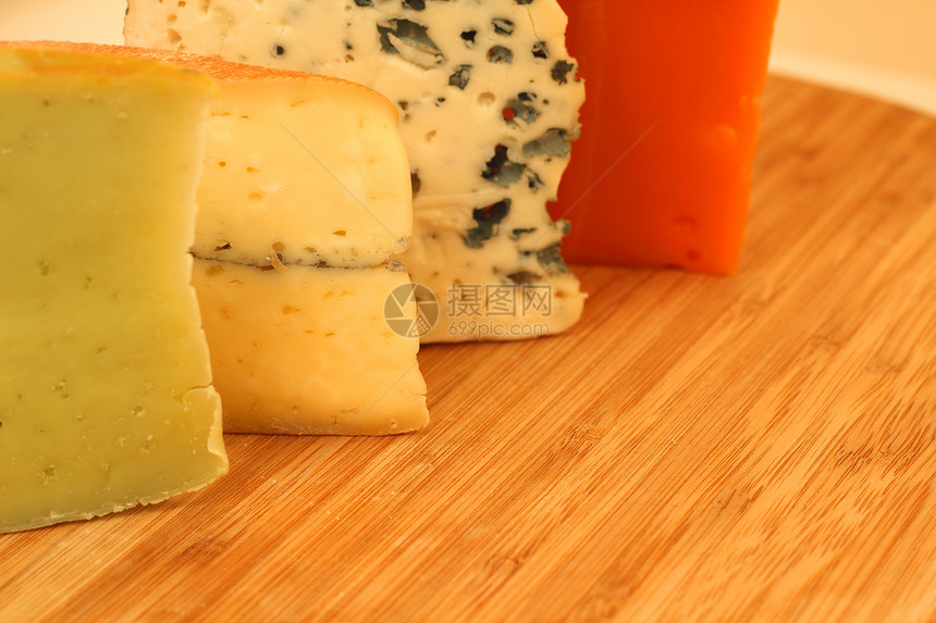 法国奶酪羊乳模具木头绿色木板奶制品美食熟食橙子黄色图片