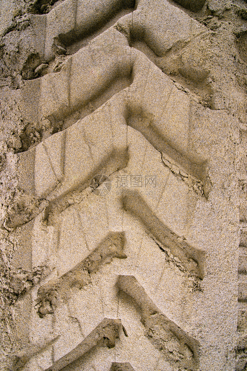 沙沙中的拖车轮轨迹图片