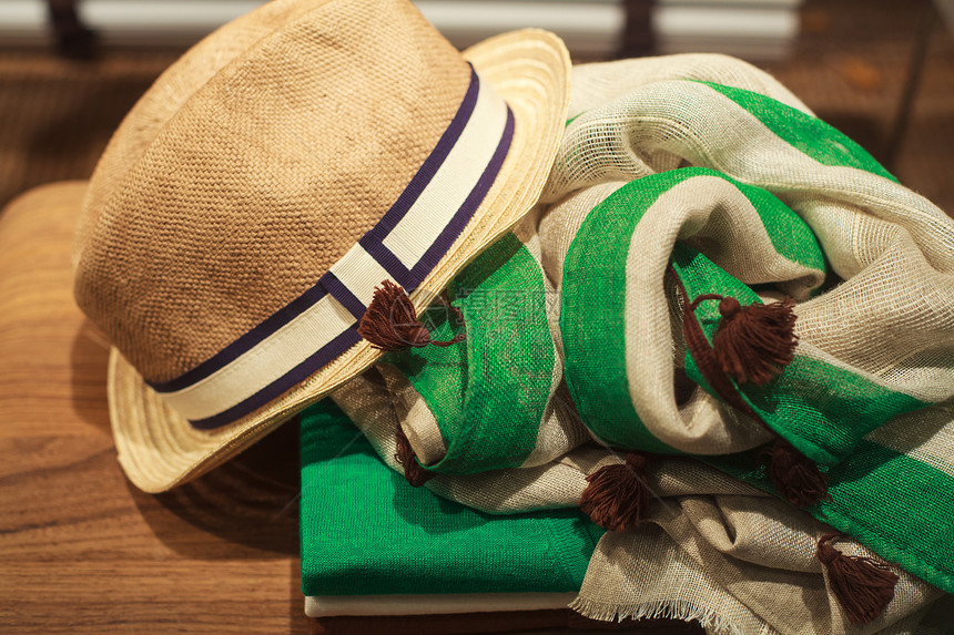 帽子 围巾和男子服装衣柜衣服西装方巾零售剪裁毛衣男性男人裁缝图片