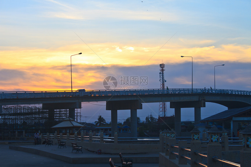 河流上多彩的日落和桥天空金属目的地橙子旅游景观假期旅行建筑学城市图片