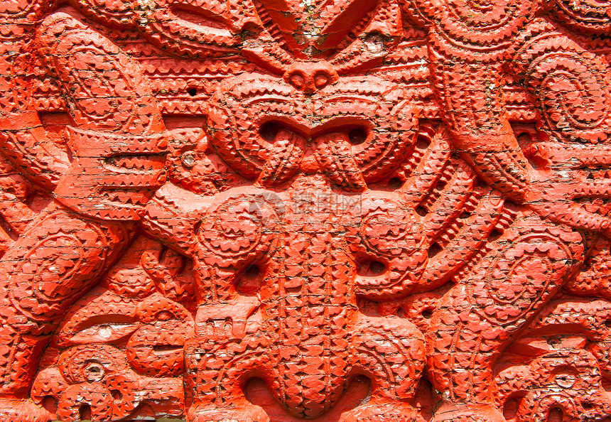 毛利人的雕刻文化面具艺术红色地标传统土著木头会议室装饰品图片