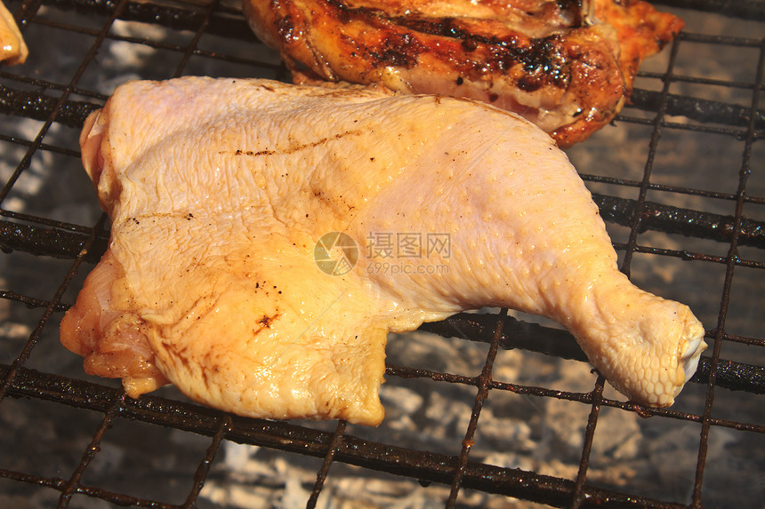 鸡大腿辣椒火焰烧烤熏制鸡腿食物烹饪炙烤木炭牛扒图片