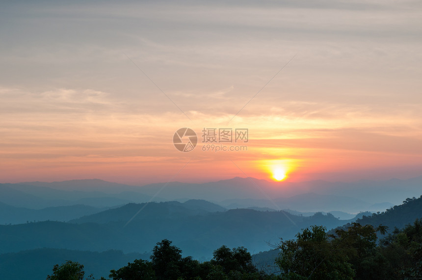 山地景色的狂暴日落气候天空薄雾植物群土地野生动物森林农村旅行高地图片