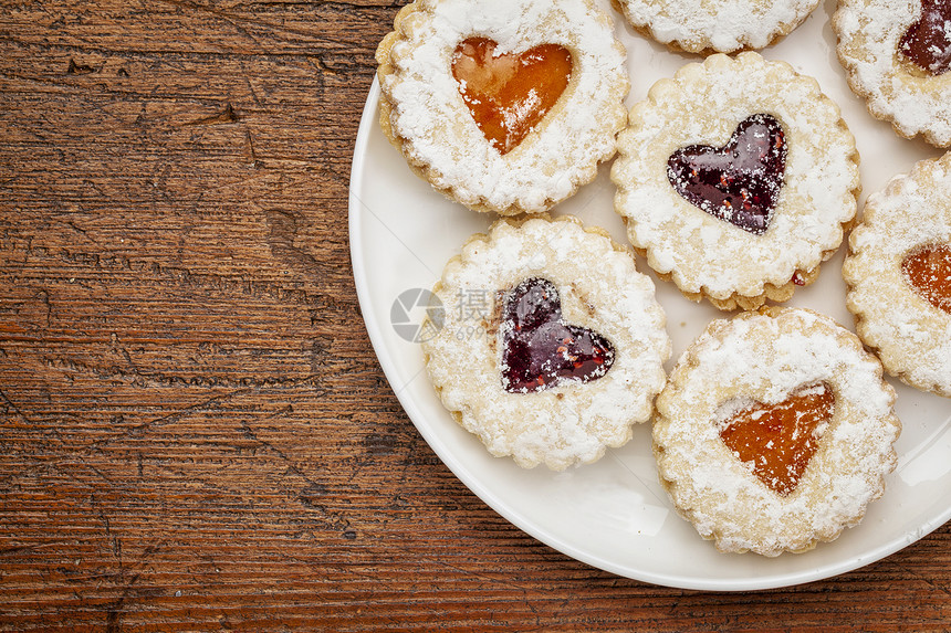 心形饼干白色颗粒状陶瓷甜点乡村圆形盘子木头风化制品图片